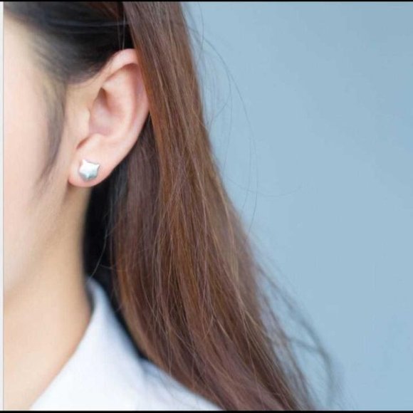 Sterling Silver Fox Animal Earrings Studs for her - Picture 3 of 3